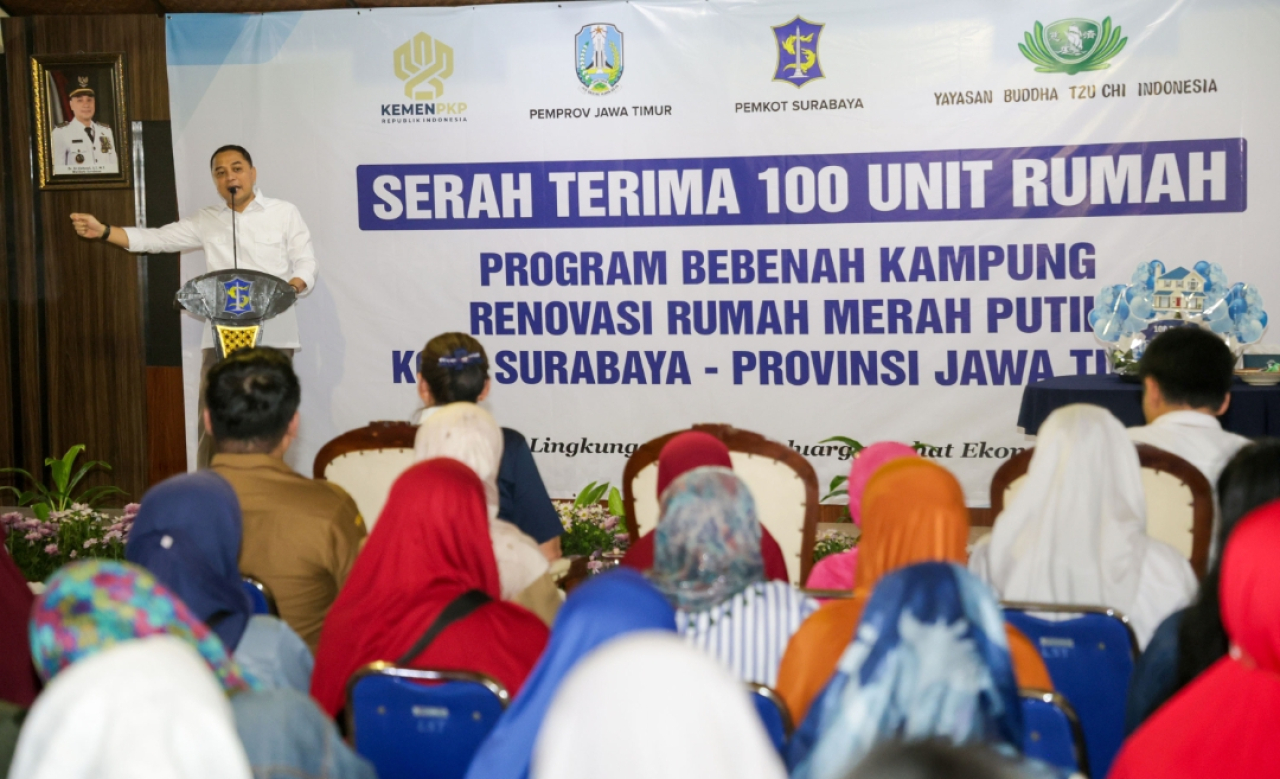 Wali Kota Surabaya Eri Cahyadi pada acara serahterima ratusan rumah bagi warga tak mampu. (Humas Pemkot Surabaya)