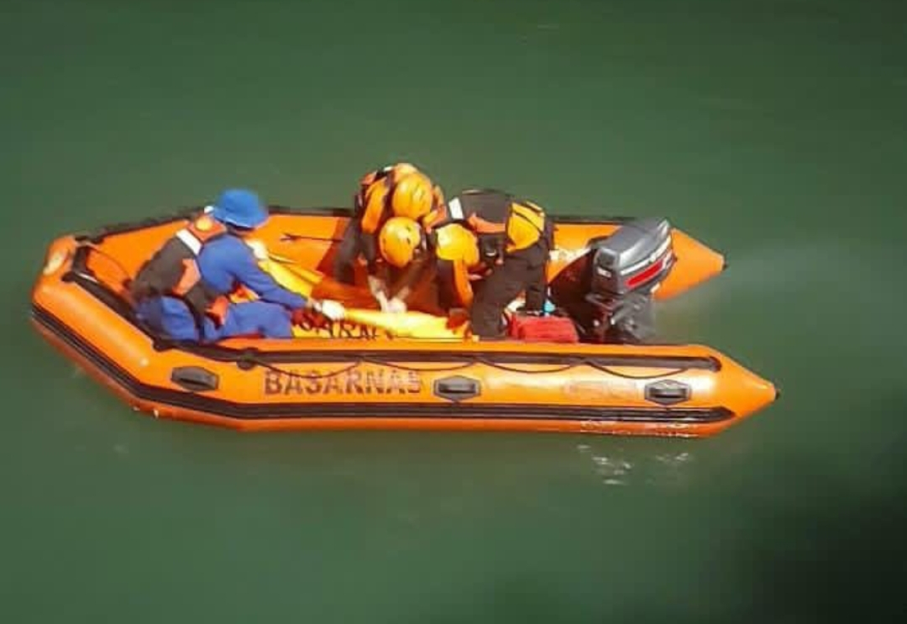 SAR evakuasi seorang pemuda ditemukan meninggal di perairan pelabuhan Sumenep. (Humas SAR Surabaya)