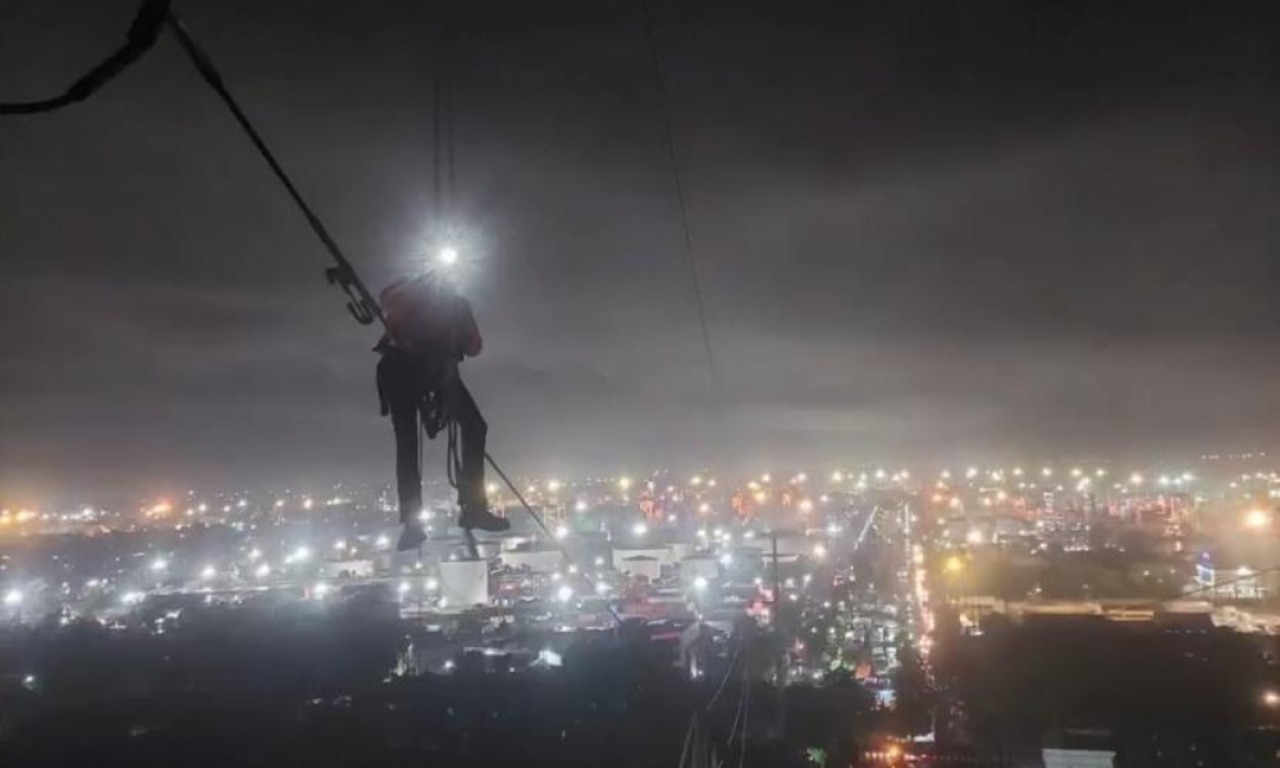 Petugas PLN saat pulihkan transmisi Surabaya. (Humas PLN UIT JBM)