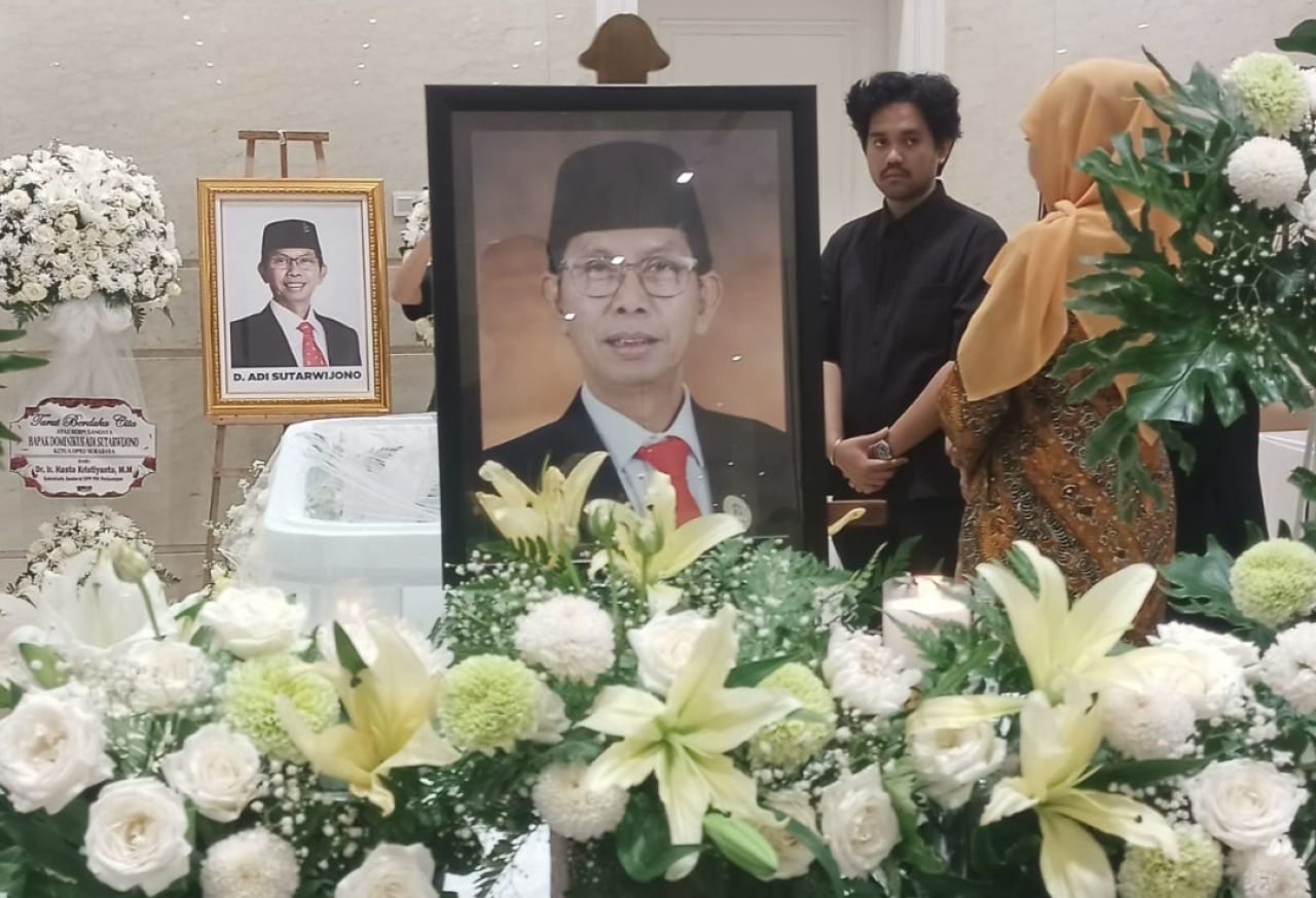 Gubernur Jawa Timur Khofifah Indar Parawansa saat mendatangi rumah duka di Grand Heaven. (Istimewa) 