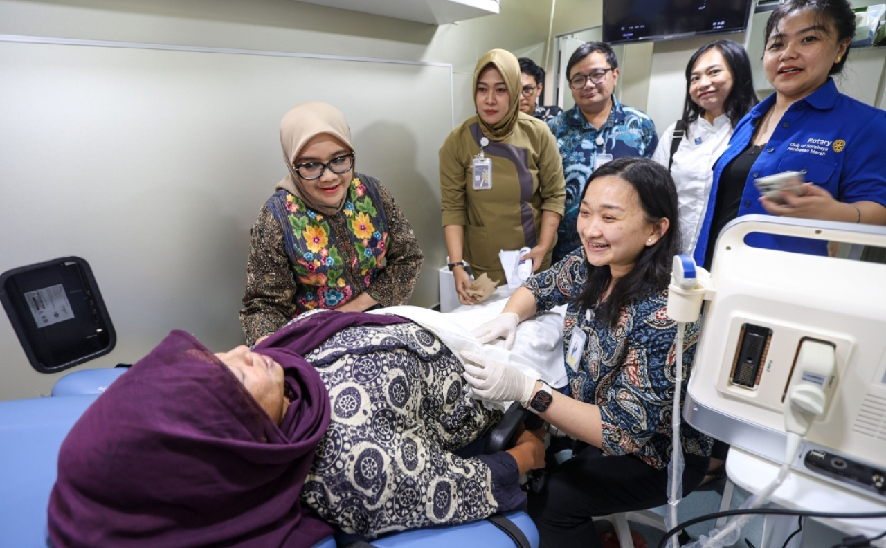 Pemkot Surabaya meluncurkan Indonesian Women’s Reproductive Mobile Clinic, yang dirancang khusus untuk menjemput ibu hamil. (Humas Pemkot Surabaya)