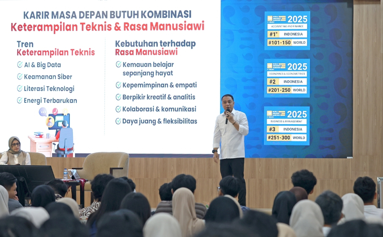 Wali Kota Surabaya, Eri Cahyadi, saat memotivasi mahasiswa Surabaya ditengah era AI dan digital. (Humas Pemkot Surabaya)