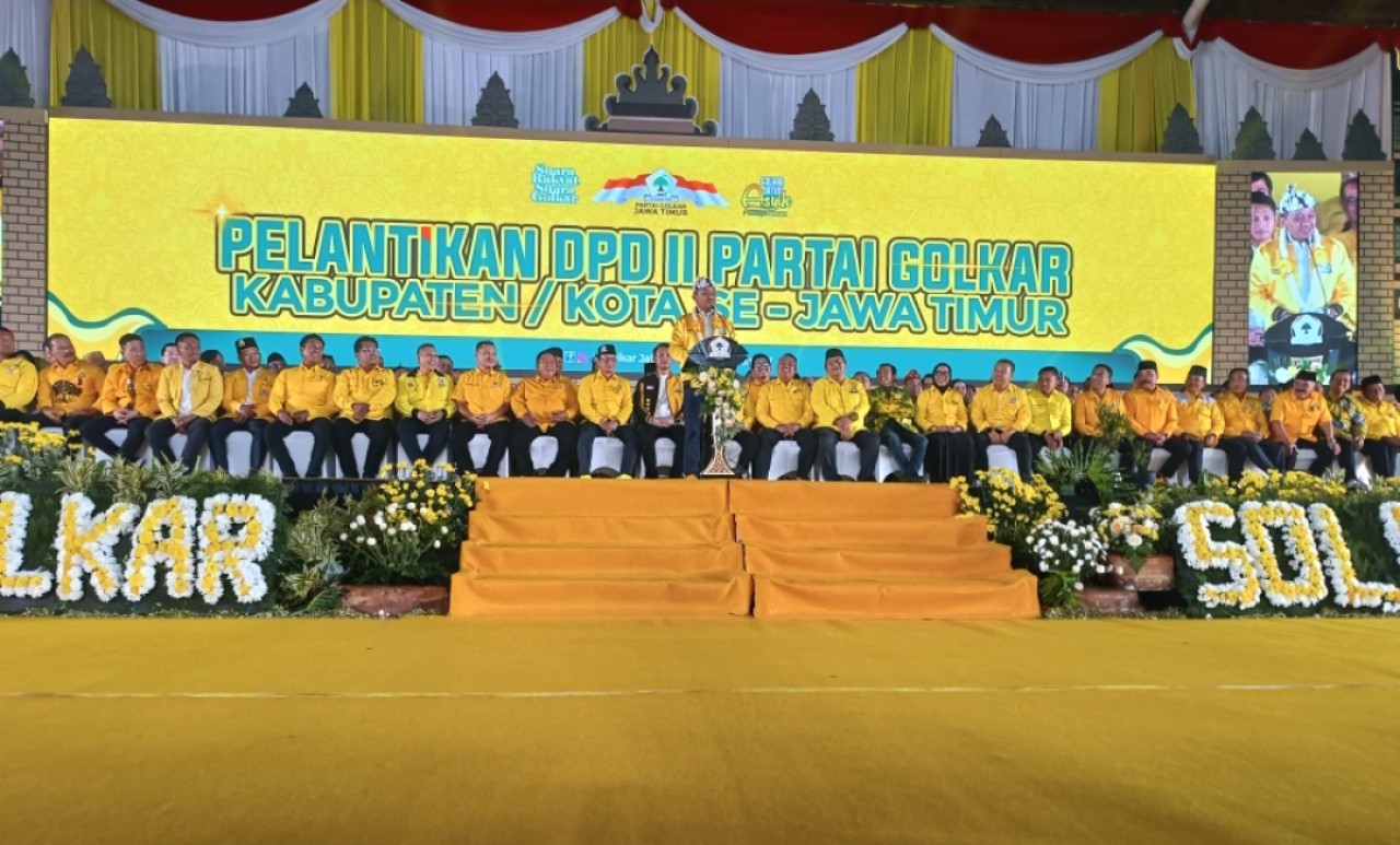 Ketua Umum DPP Partai Golkar, Bahlil Lahadalia, menyampaikan sambutan di sela Pelantikan DPD II Partai Golkar se- Jatim. (Insani/Jurnas.net)