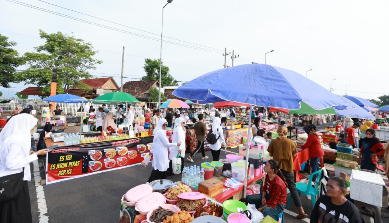 Bupati Banyuwangi Ipuk Fiestiandani saat membuka Pasar Takjil Ramadan “Ngerandu Buko” di Pantai Marina Boom. (Humas Pemkab Banyuwangi)