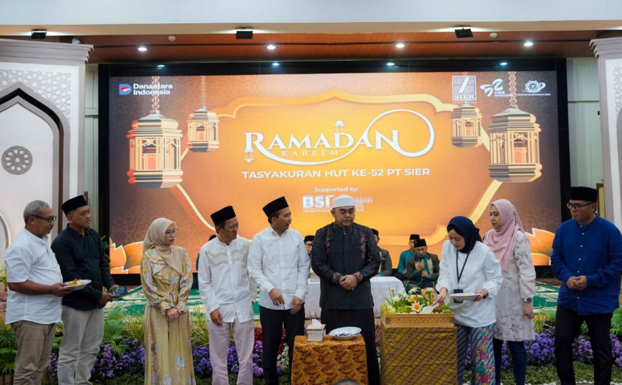 Pelaksana Tugas Direktur Utama SIER, Rizka Syafittri Siregar, memotong tumpeng dalam acara tasyakuran di Hall Wisma SIER. (Humas PT SIER)