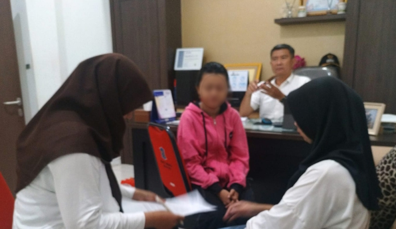 Petugas memberikan perundungan intensif untuk pemulihan psikologis korban. (Humas Pemkot Surabaya)