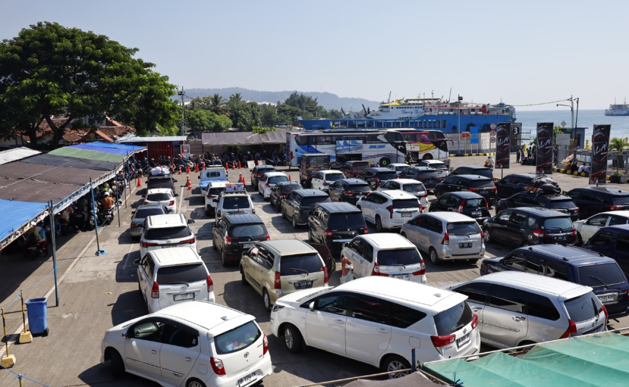 Suasana arus balik Lebaran di Pelabuhan Ketapang Kabupaten Banyuwangi. (Humas Pemkab Banyuwangi)