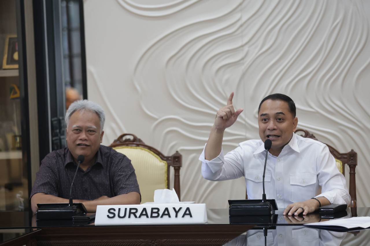 Wali Kota Surabaya, Eri Cahyadi, saat rapat zoom. (Humas Pemkot Surabaya)