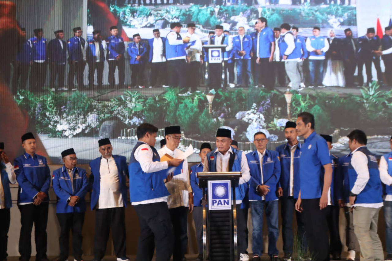 Ketua DPW PAN Jawa Timur, Ahmad Rizki Sadig, menyerahkan SK dari DPP untuk 27 DPD PAN se- Jatim. (Dok: DPW PAN Jatim)