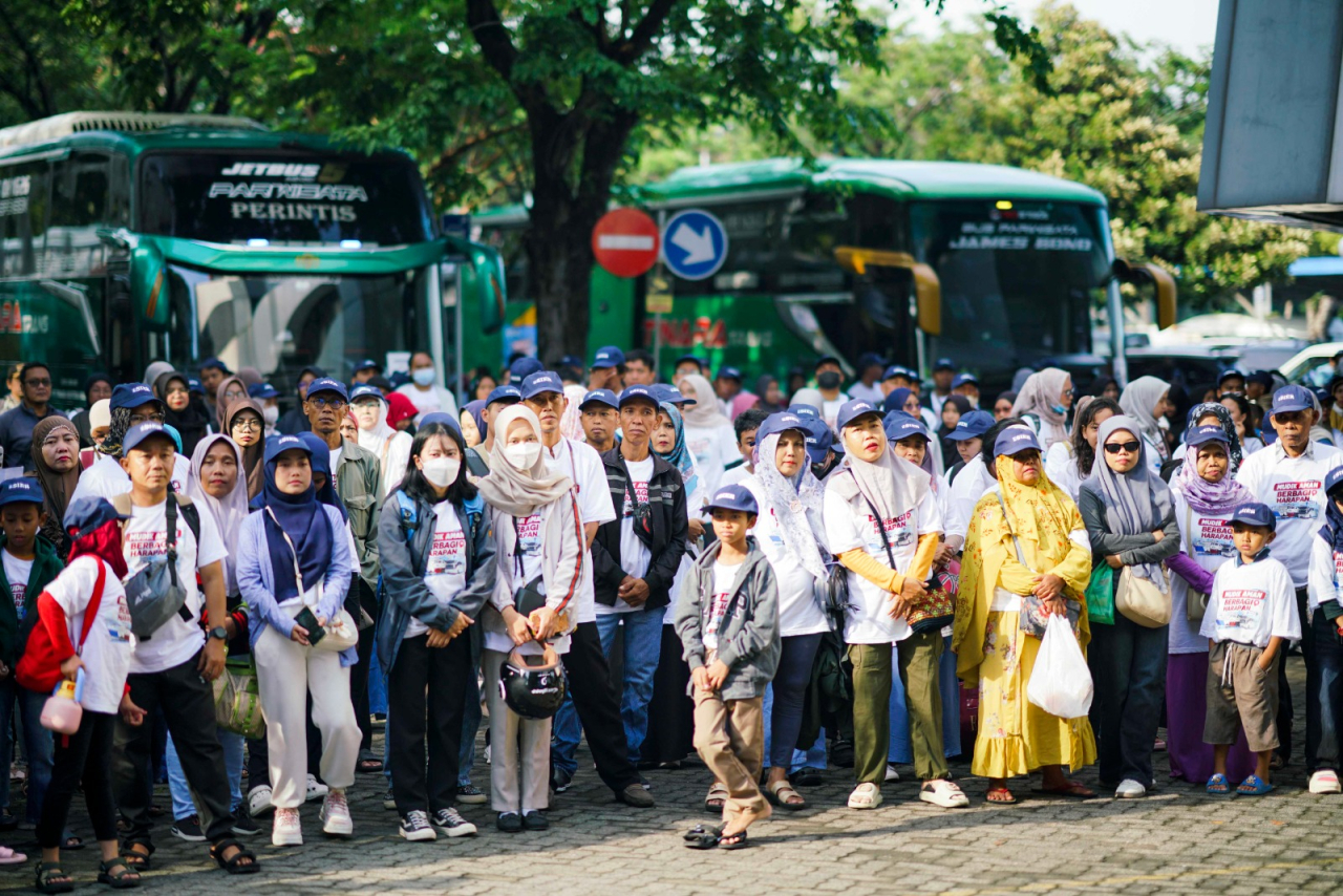 Mayarakat antusias saat ikut mudik gratis PT SIER. (Humas PT SIER)