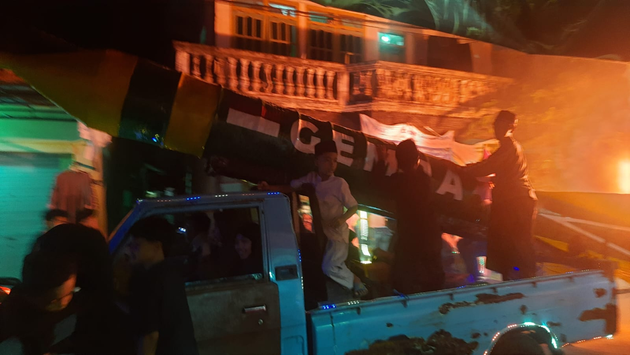 Replika “Nuklir Iran” jadi ikon arak-arakan malam takbiran di Desa Kepuh Teluk, Pulau Bawean, Kabupaten Gresik. (Insani/Jurnas.net)