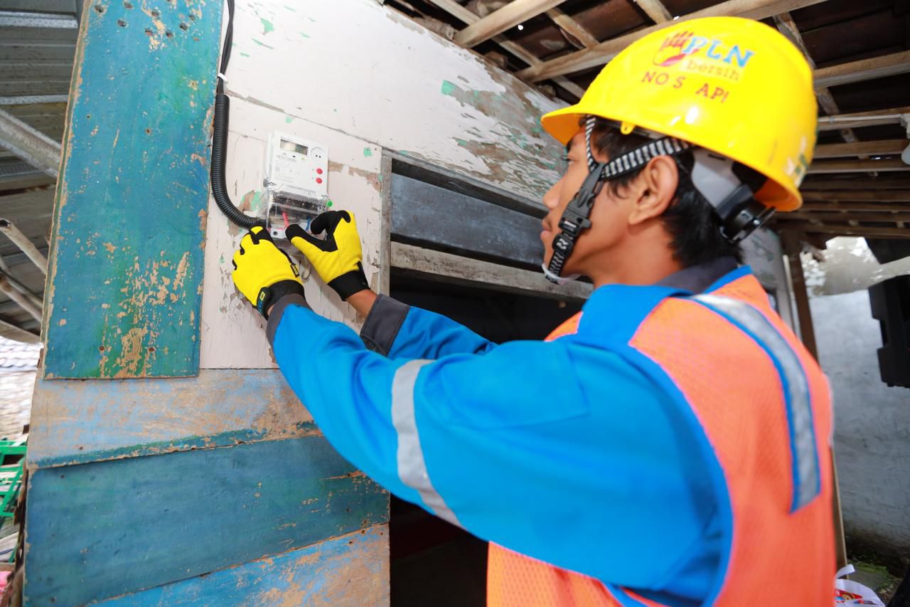 Petugas PLN menyambung listrik gratis bagi Warga Pra Sejahtera di Jatim. (Humas PLN UID Jatim)