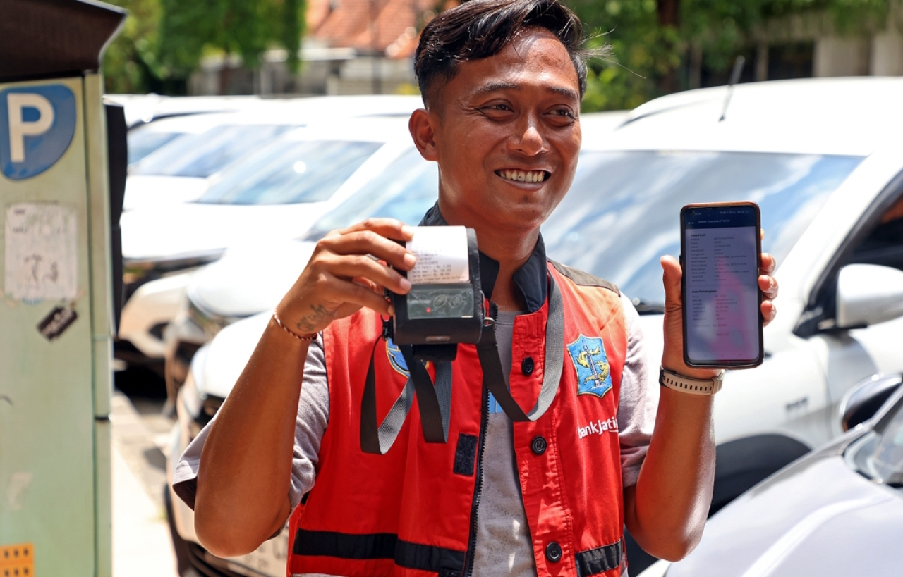Petugas parkir tunjukkan penerapan parkir non tunai di Surabaya. (Humas Pemkot Surabaya)