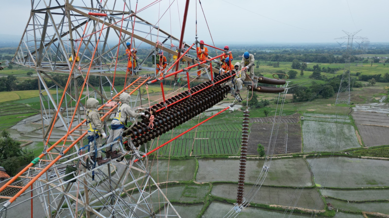 Petugas PLN memperkuat keandalan sistem transmisi backbone 500 kV jalur Paiton–Grati. (Humas PLN UIT JBM)