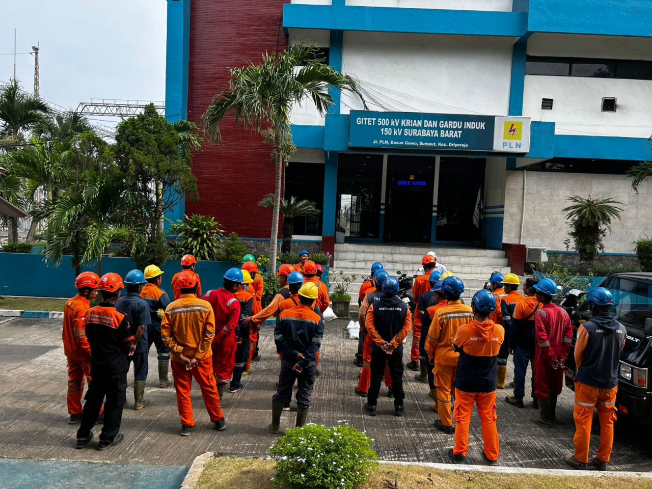 Personel PLN saat menggelar apel di halaman kantor PLN UIT JBM di Sidoarjo. (Humas PLN UIT JBM)