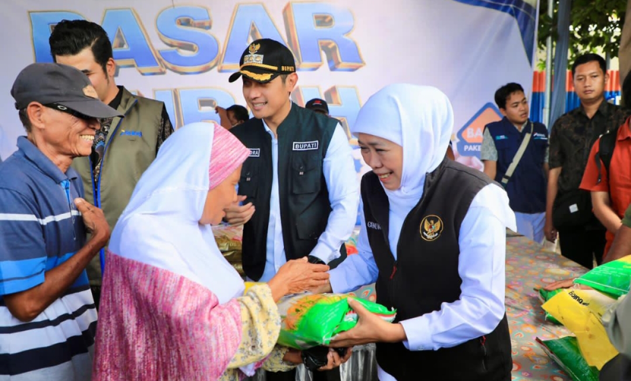 Gubernur Jatim Khofifah Indar Parawansa meninjau pasar murah di kawasan depan Stasiun Lama Kabupaten Tuban. (Humas Pemprov Jatim)