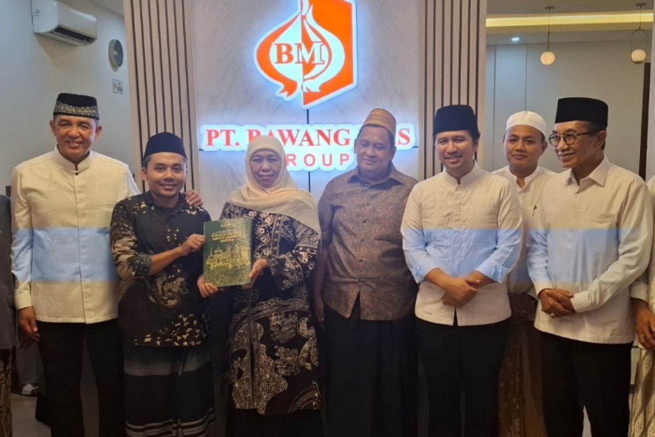Gubernur Jatim Kofifah saat menerima surat bersama para Bupati se-Madura serta Naskah Akademik KEK Tembakau Madura usai kegiatan haul di Pondok Pesantren Banyuanyar, Pamekasan. (Istimewa)