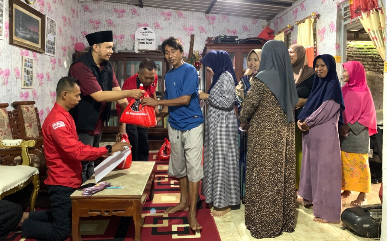 Ketua DPC PDI Perjuangan Kabupaten Probolinggo, Khairul Anam, menyalurkan sembako ke masyarakat terdampak bencana dan warga miskin. (Istimewa)