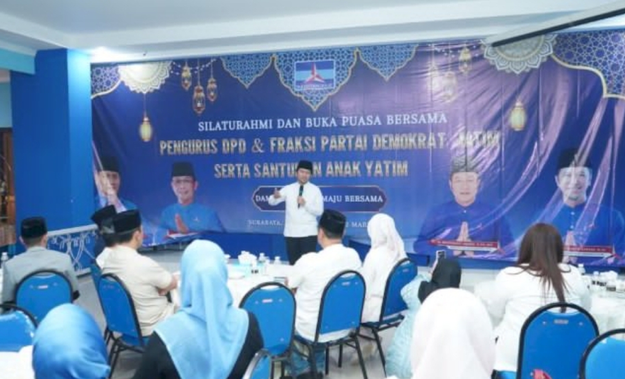 Ketua DPD Demokrat Jatim, Emil Elestianto Dardak, saat acara buka bersama di kantor DPD Partai Demokrat Jatim. (Insani/Jurnas.net)
