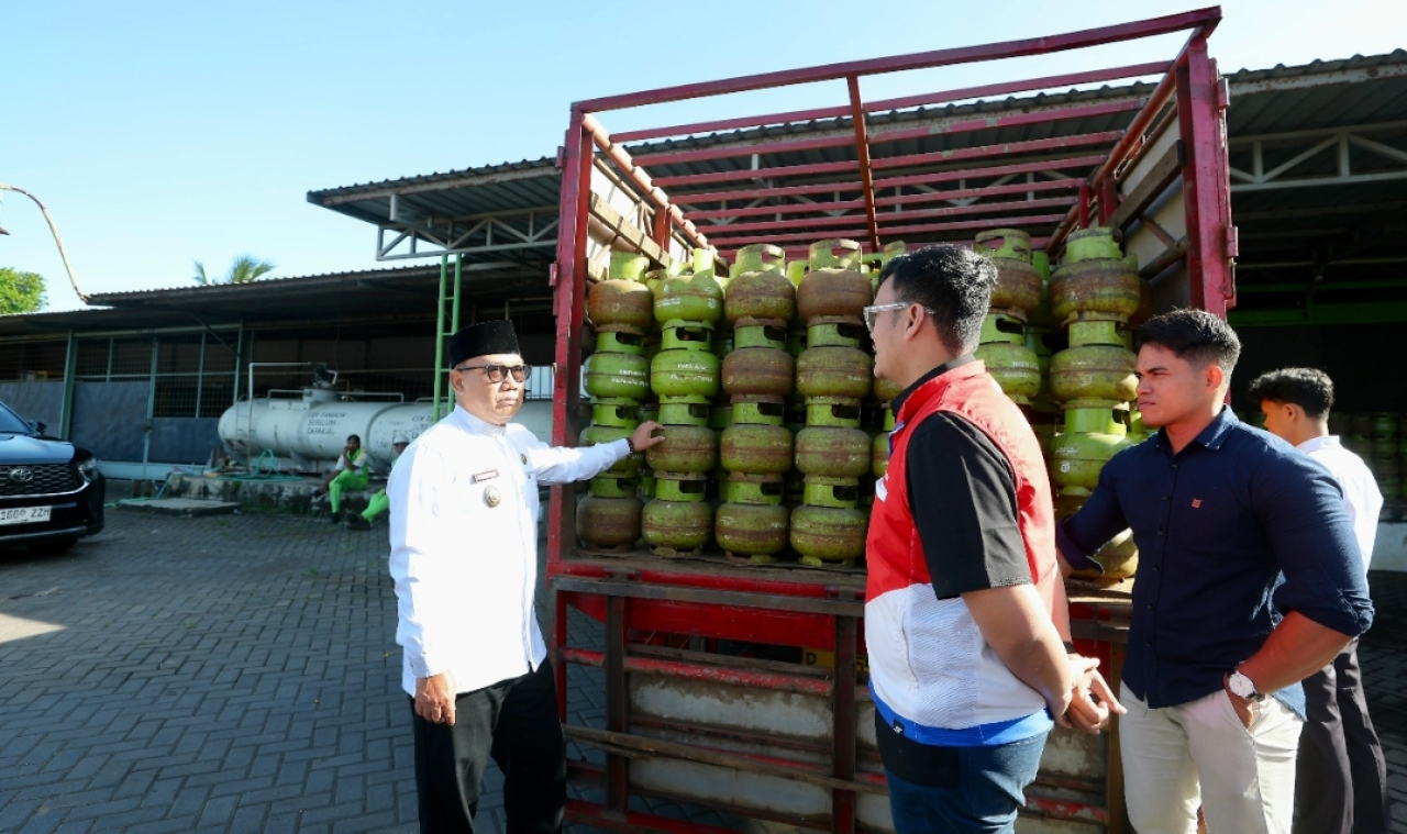 Wakil Bupati Banyuwangi Mujiono saat inspeksi mendadak (sidak) ke sejumlah agen dan pangkalan LPG. (Humas Pemkab Banyuwangi)