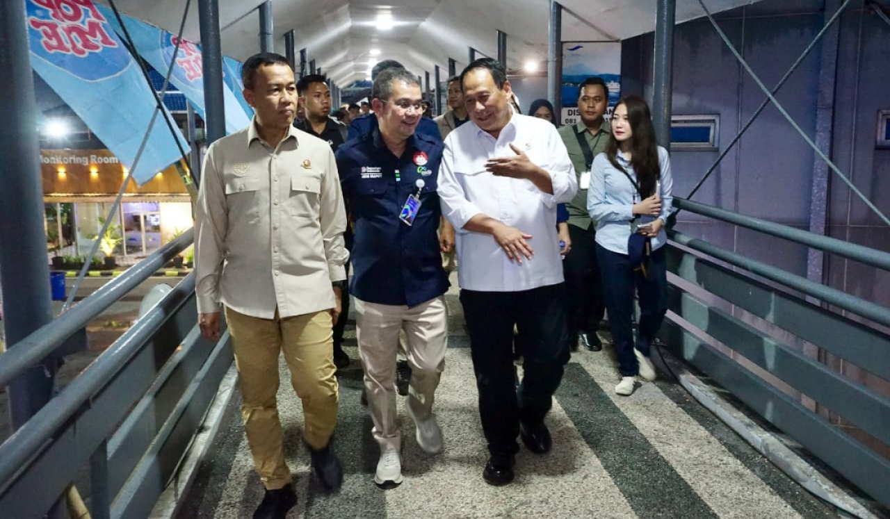 Wakil Menteri Perhubungan Suntana meninjau kepadatan antrean kendaraan pemudik dari Bali - Jawa di Pelabuhan Gilimanuk Banyuwangi. (Humas Pemkab Banyuwangi)