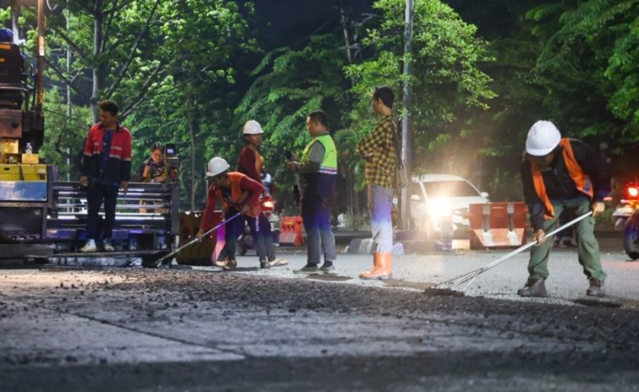 Proses perbaikan jalan rusak di Surabaya. (Humas Pemkot Surabaya)