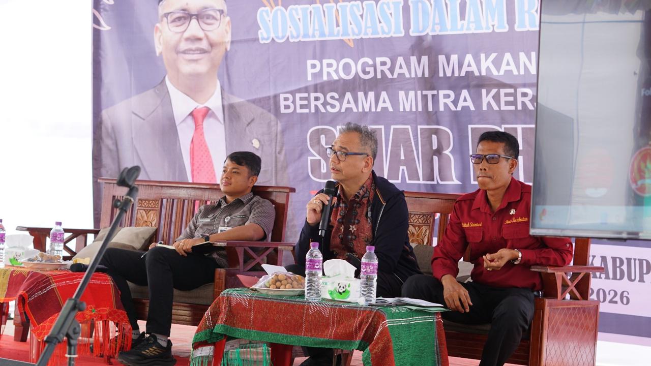 Anggota Komisi IX DPR RI, Sihar P. H. Sitorus, dalam kegiatan sosialisasi Program Makan Bergizi Gratis (MBG) bersama mitra kerja di Kecamatan Ajibata, Kabupaten Toba, Sumatera Utara,