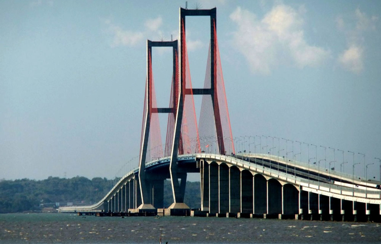 Suramadu Bridge Sumber: en[dot]wikipedia[dot]org