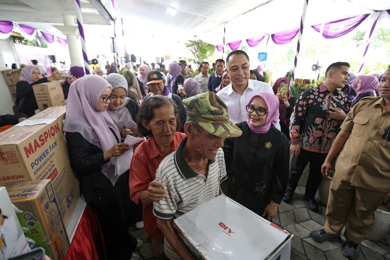 Wali Kota Surabaya Eri Cahyadi didampingi Ketua GOW Surabaya Rini Indriyani, saat membuka Garage Day di Kantor GOW Surabaya. (Humas Pemkot Surabaya)