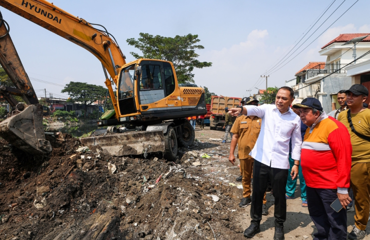 Wali Kota Surabaya, Eri Cahyadi, meninjau pengaspalan jalan di wilayahnya. (Humas Pemkot Surabaya)