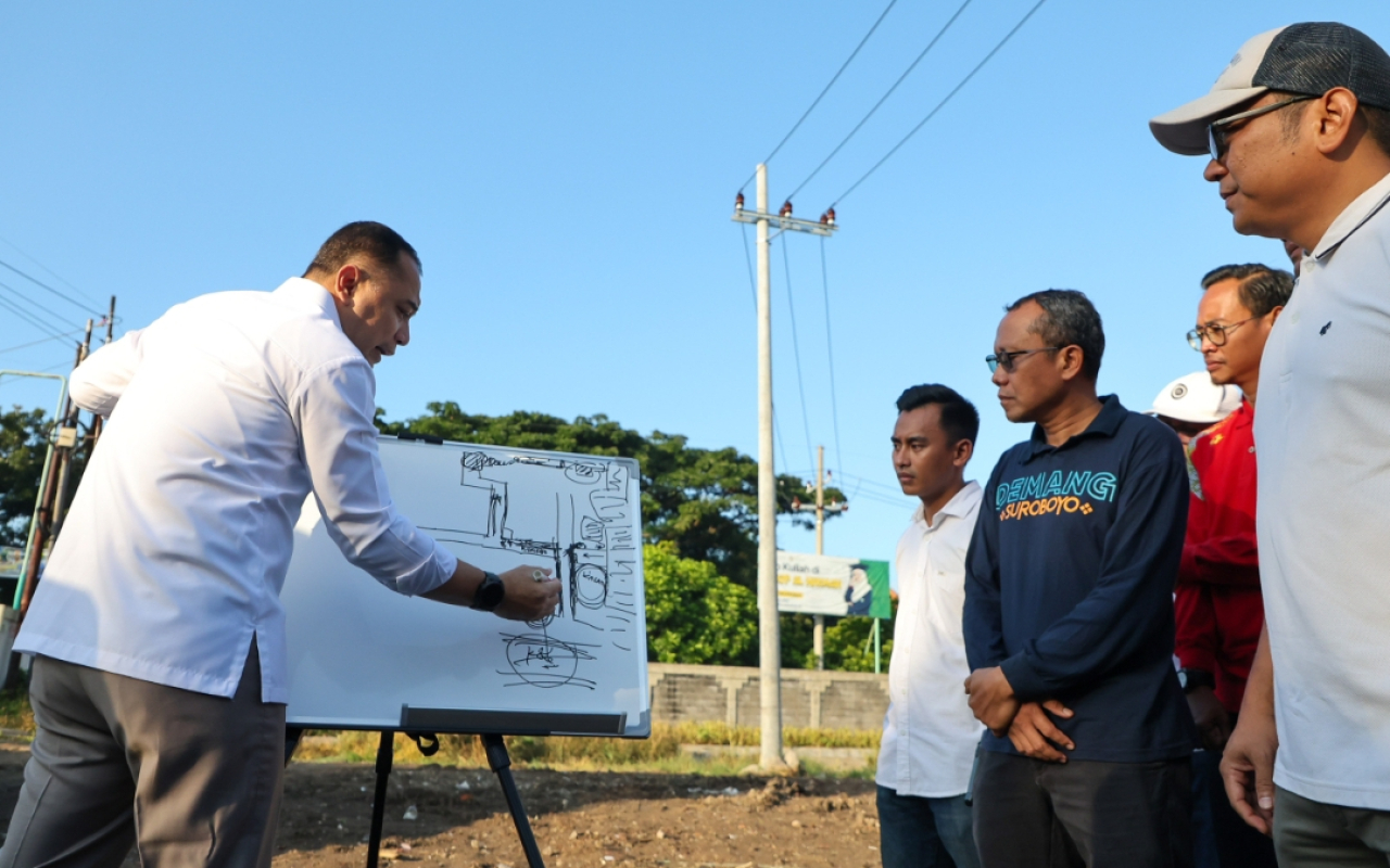 Wali Kota Surabaya di sela sidak ke rumah pompa di wilayah Surabaya Selatan. (Humas Pemkot Surabaya)