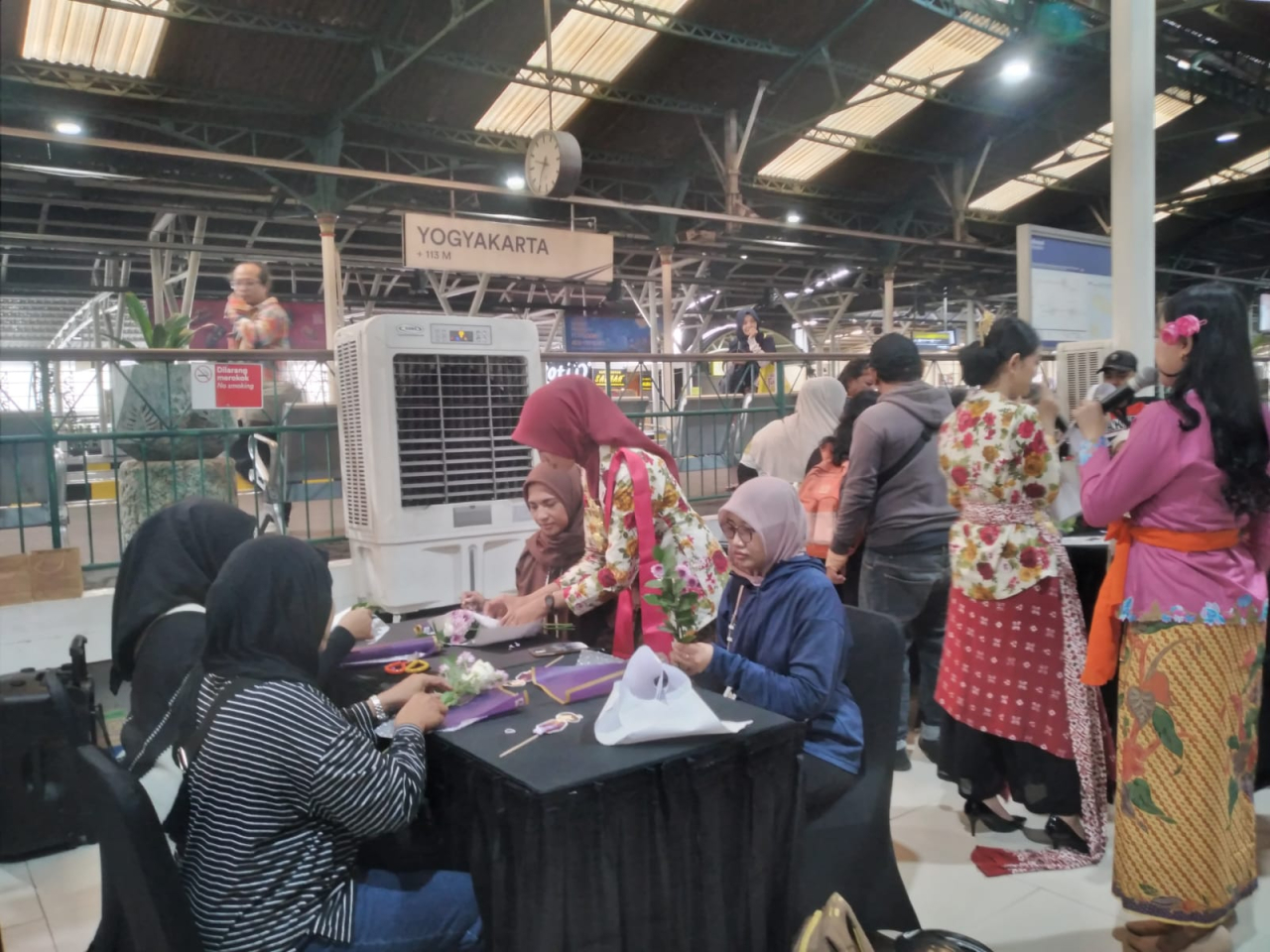 Peringatan hari Kartini di Stasiun Yogyakarta.