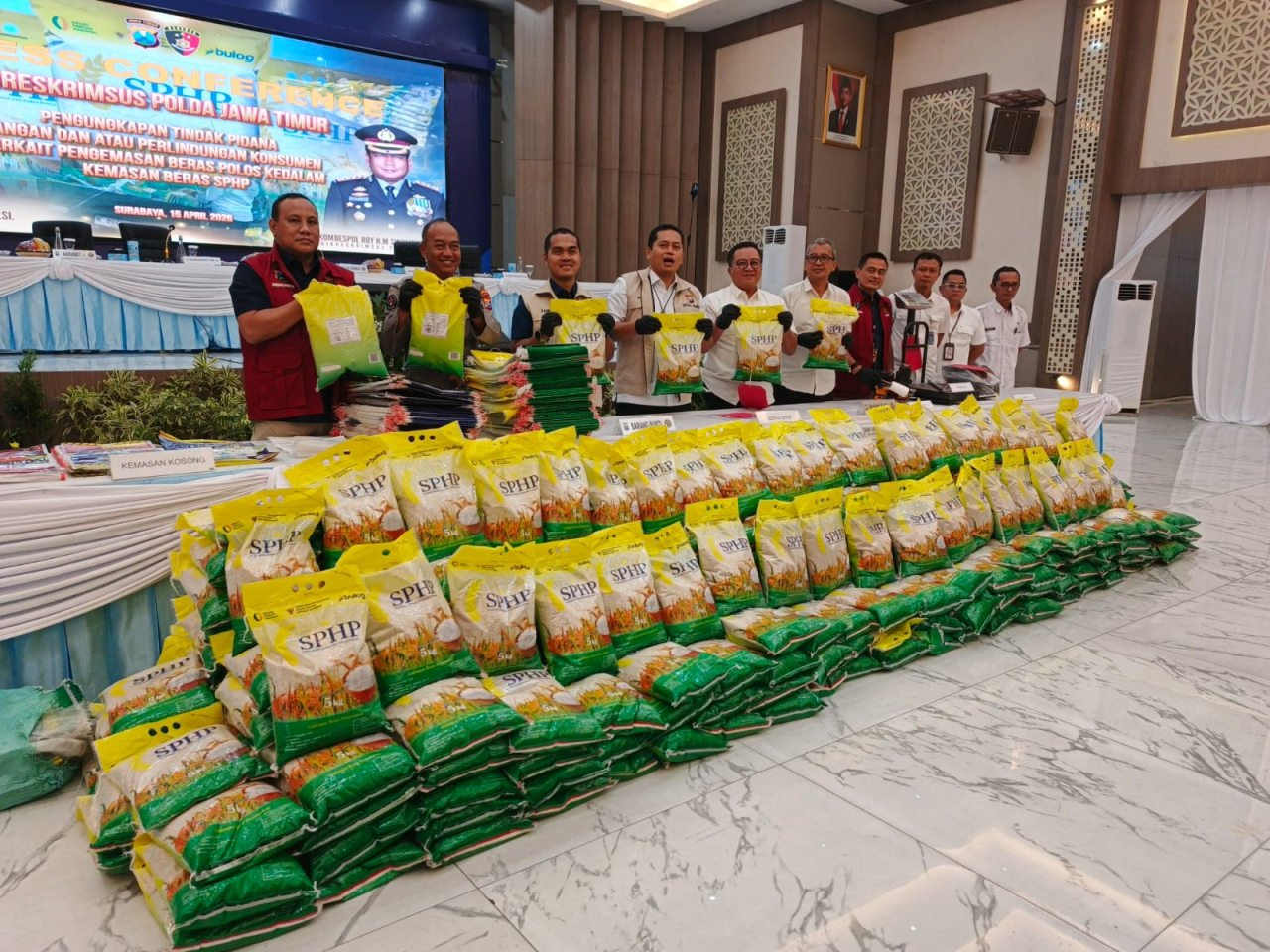 Polda Jatim merilis pengungkapan kasus sindikat pemalsuan beras SPHP asal Probolinggo yang merugikan masyarakat. (Insani/Jurnas.net)
