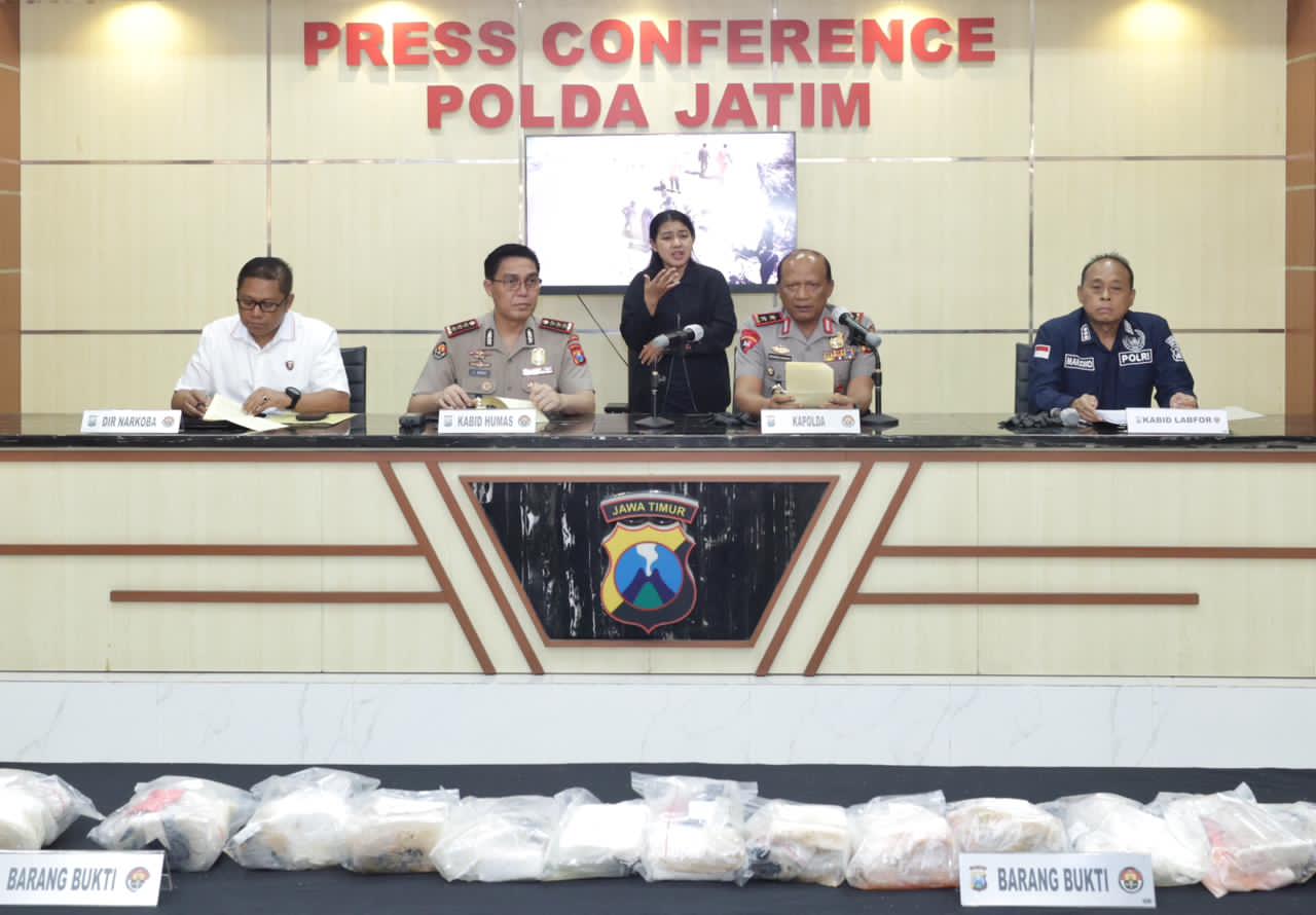 Kapolda Jatim Irjen Nanang Avianto merilis temuan puluhan kilogram kokain di pesisir Sumenep. (Insani/Jurnas.net)