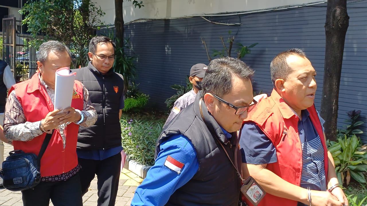 Kadis ESDM Jatim, Aris Mukiyono (depan) digelandang petugas Kejati Jatim. (Insani/Jurnas.net)