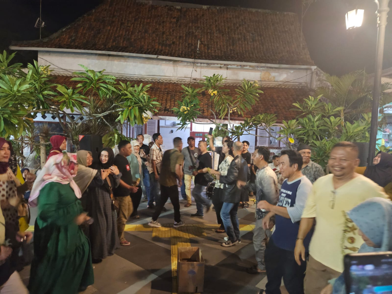 Penampilan Seni Musik Mandiling Budaya Bawean di area Bandar Grissee. (Foto: Faizul/Jurnas.net)