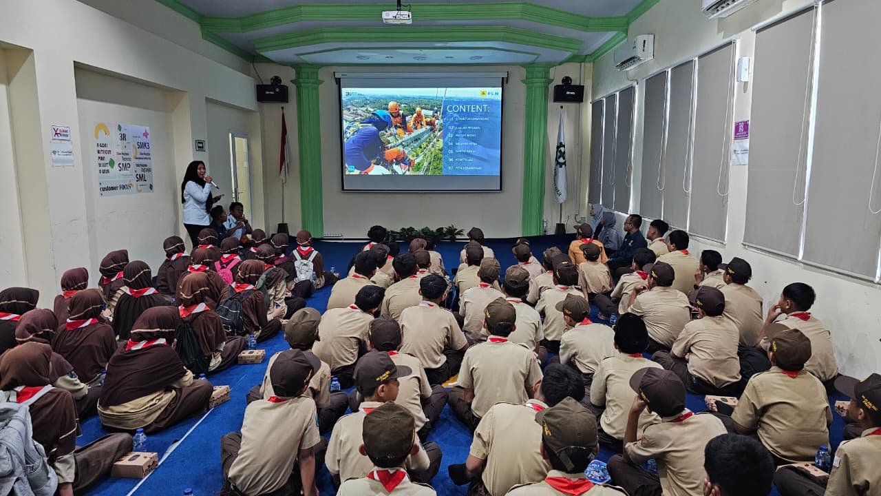 Siswa Kediri Belajar Sistem Listrik di Gardu Induk PLN Banaran. (Humas PLN UIT JBM)