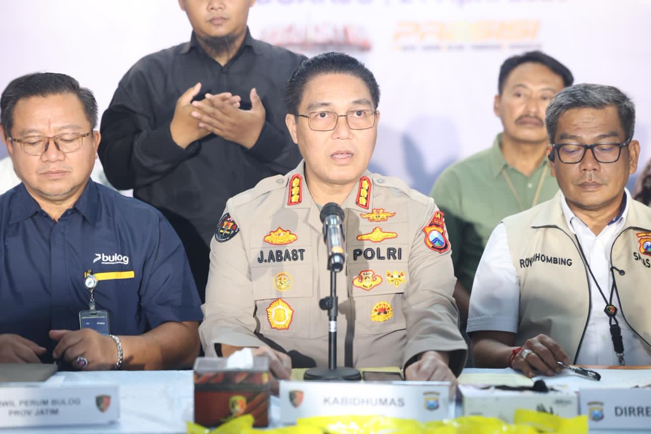 Kabid Humas Polda Jawa Timur merilis kasus minyakkita di Kabupaten Sidoarjo. (Humas Polda Jatim)