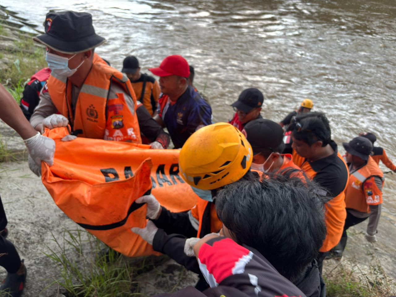 Tim SAR evakuasi korban tenggelam di Sungai Bengawan Madiun. (Dok: Basarnas Surabaya)