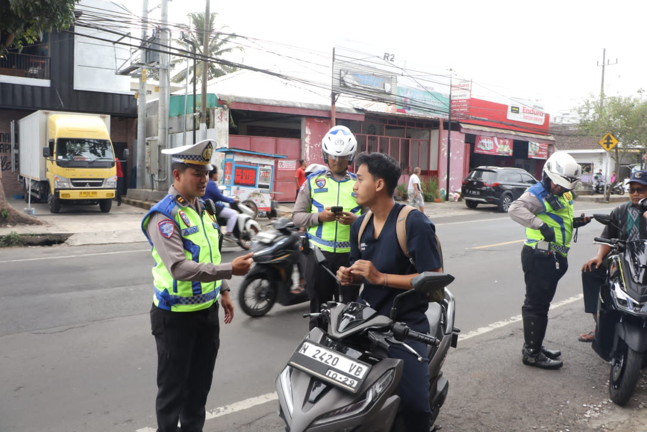 Polda Jatim gunakan etle handheld, pelanggar Lalu Lintas langsung ditindak ditempat. (Humas Polda Jatim)