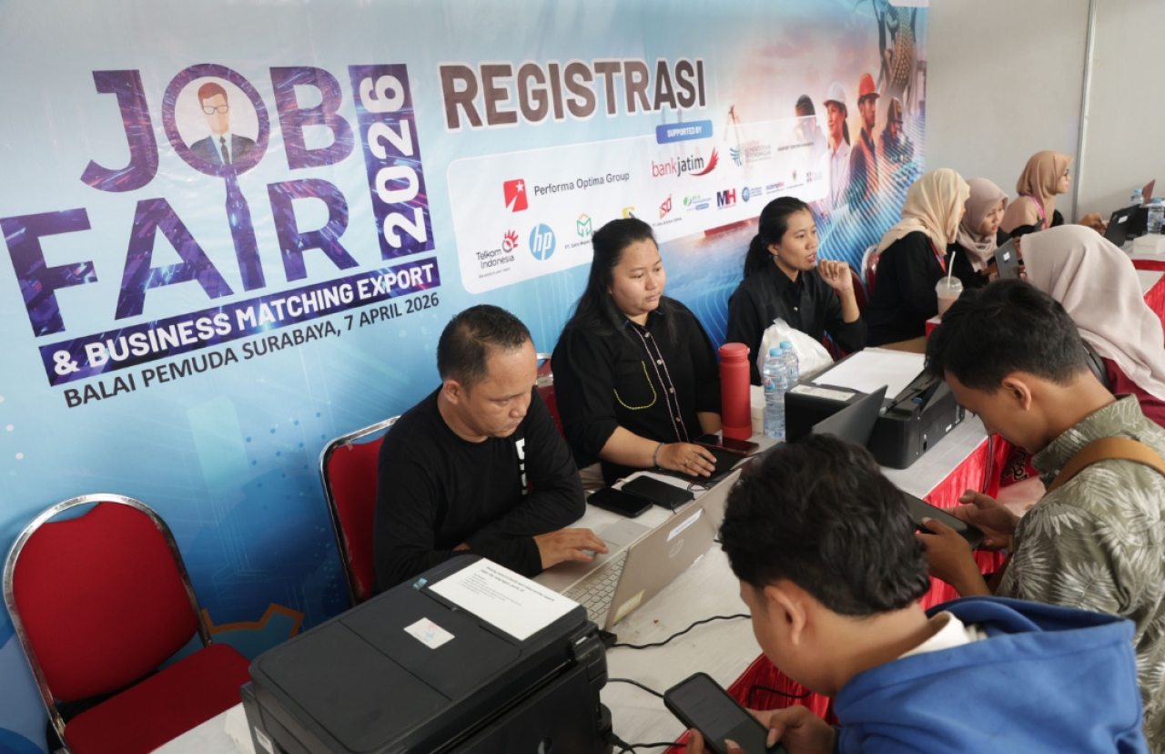 Warga antusias mencari kerja pada Job Fair Surabaya 2026. (Humas Pemkot Surabaya)