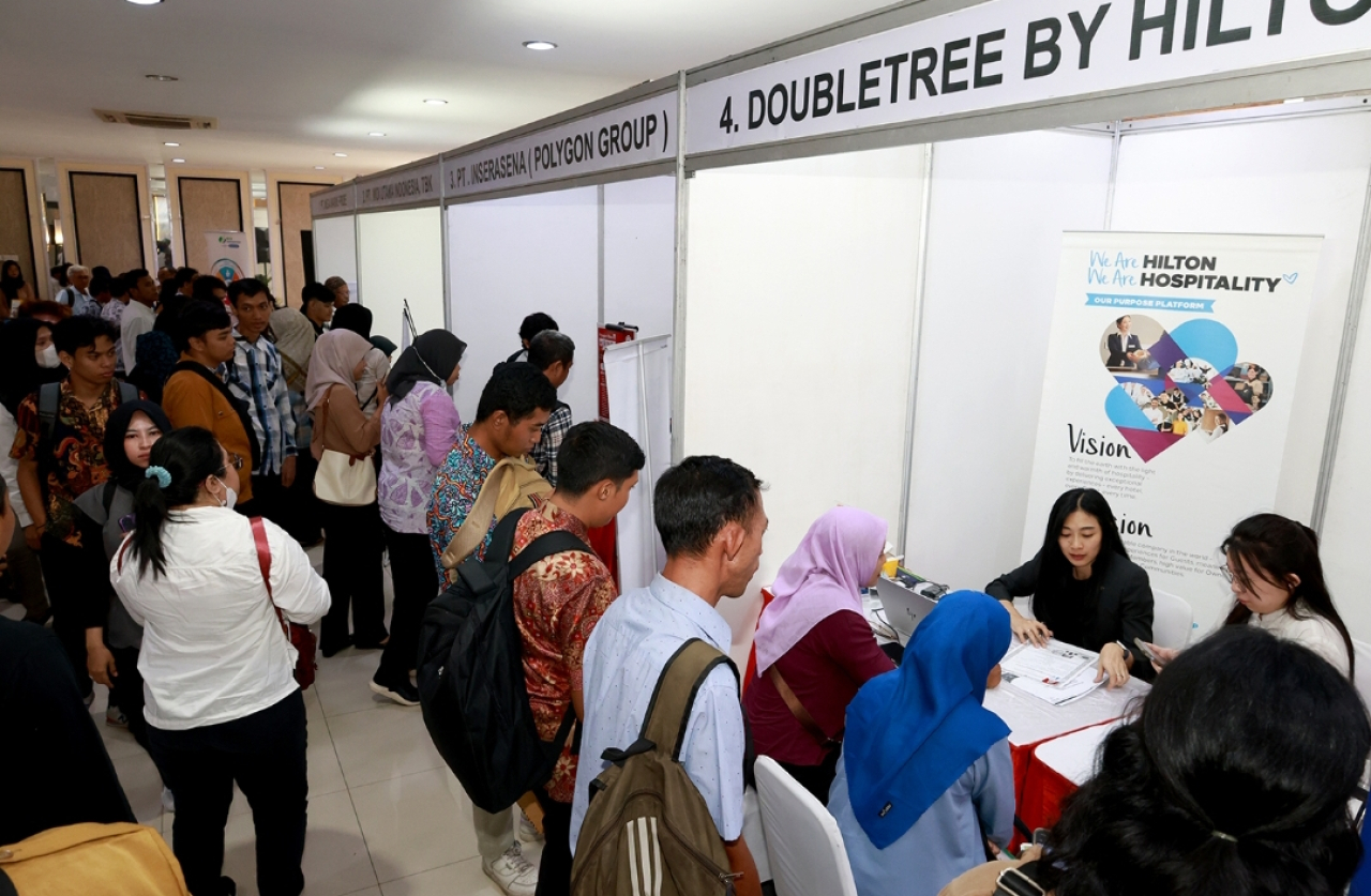 Masyarakat antusias mencari kerja pada Job Fair 2026 di Kota Surabaya. (Humas Pemkot Surabaya)