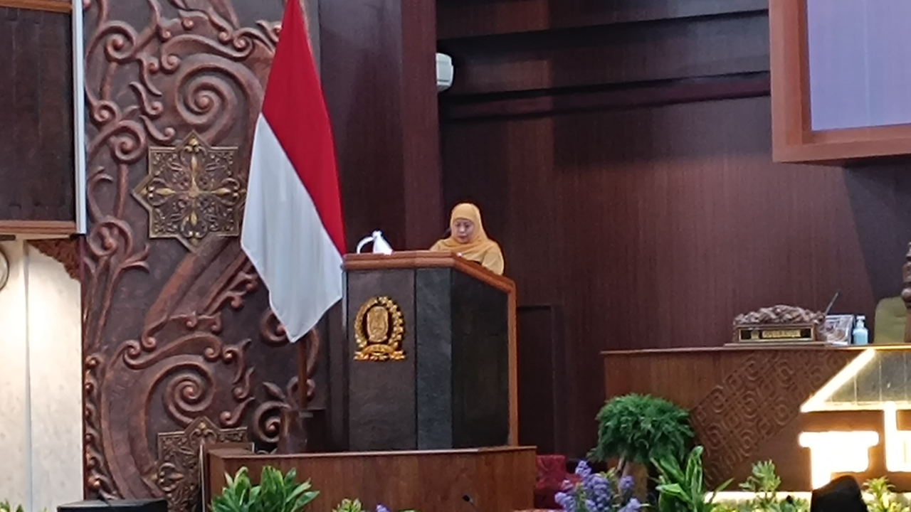 Gubernur Jawa Timur Khofifah Indar Parawansa saat Sidang Paripurna di DPRD Jatim. (Insani/Jurnas.net)