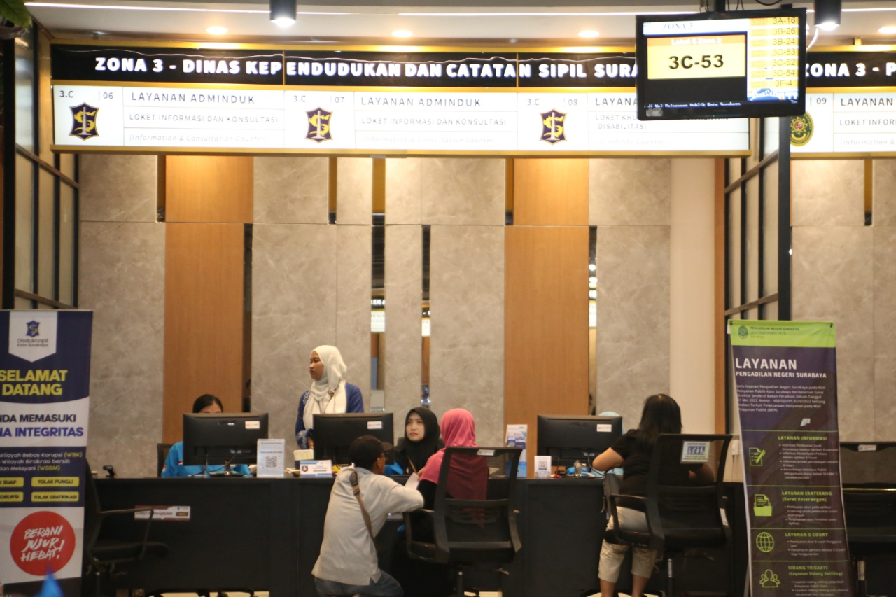 Layanan Adminduk di Dispendukcapil Surabaya. (Humas Pemkot Surabaya)