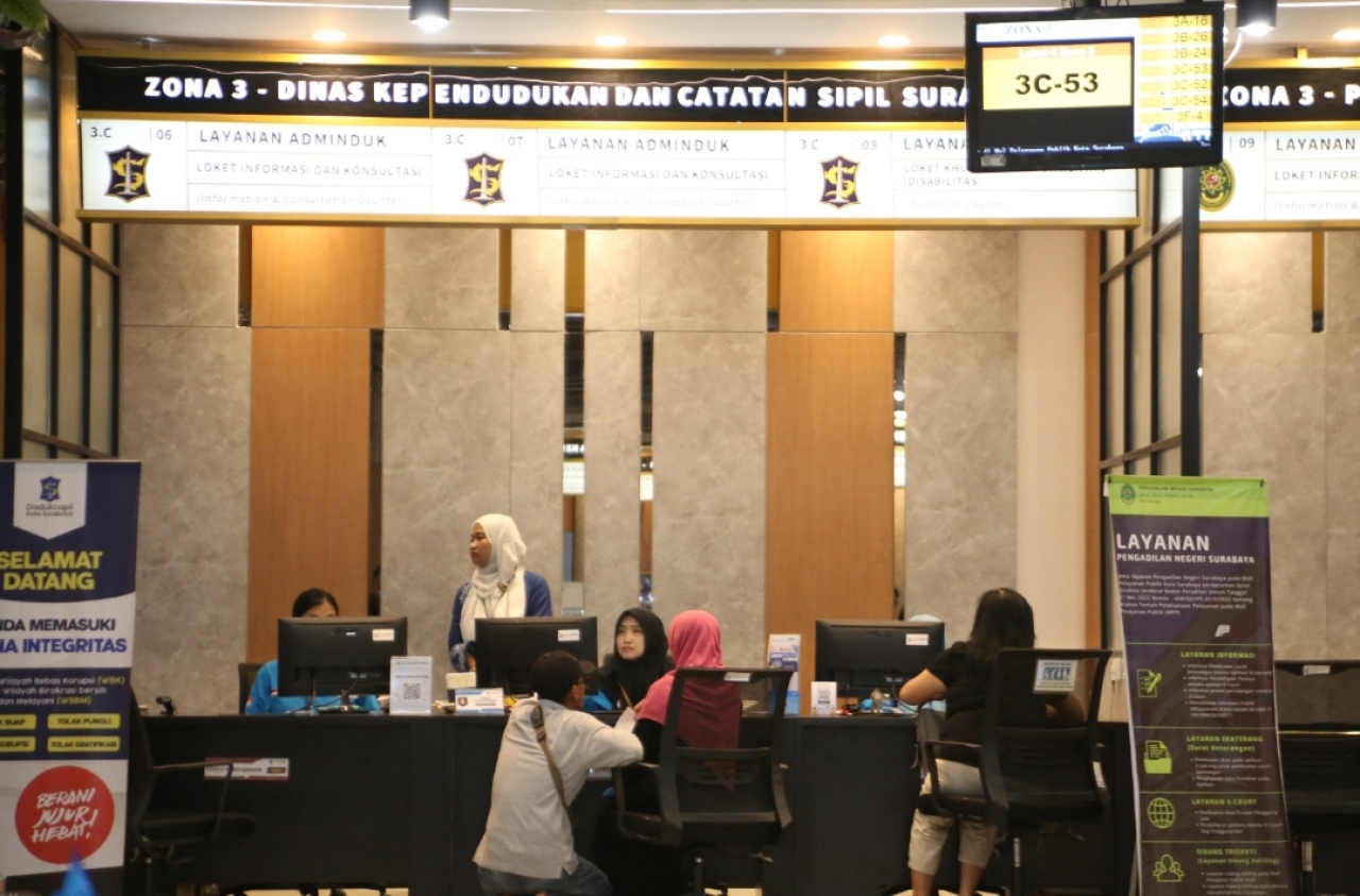 Salah satu layanan di Dispendukcapil Kota Surabaya. (Humas Pemkot Surabaya)