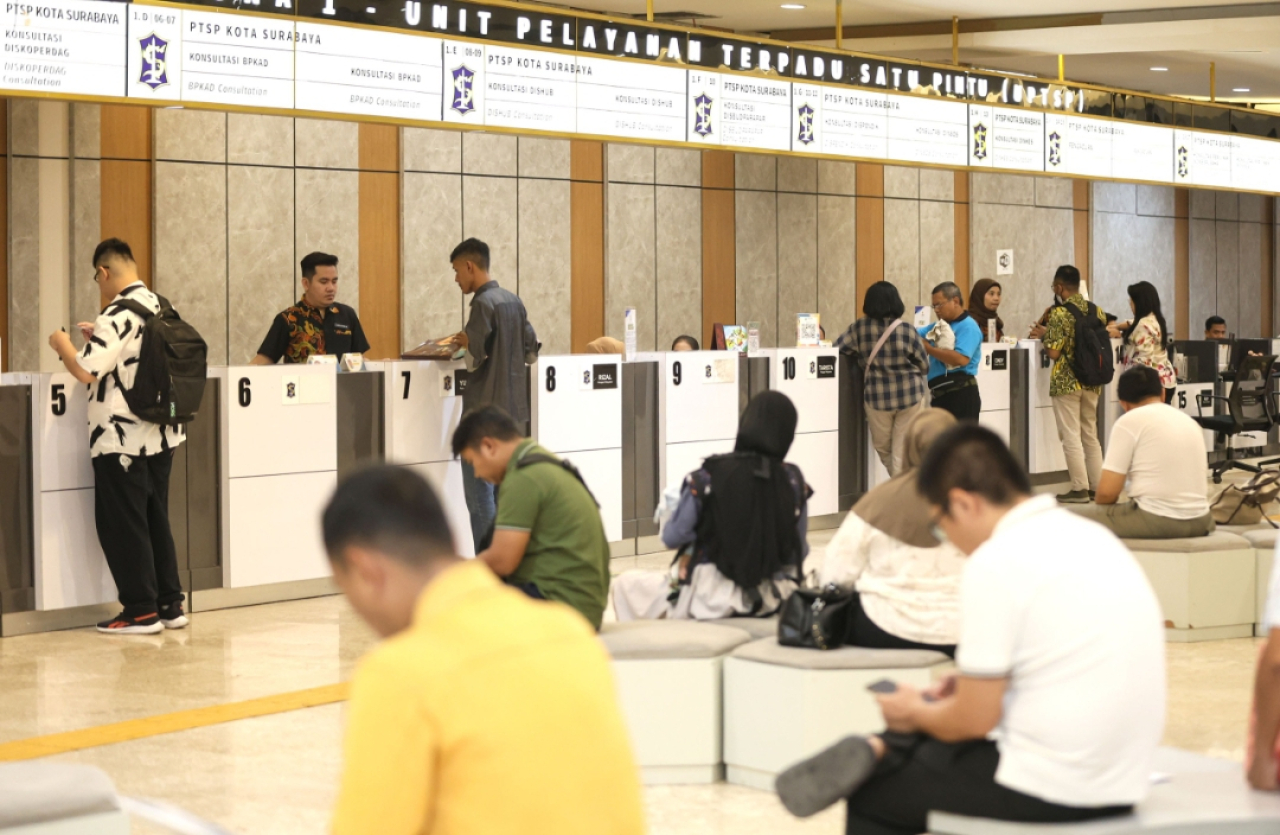 Suasana di unit pelayanan terpadu satu pintu Pemkot Surabaya. (Humas Pemkot Surabaya)
