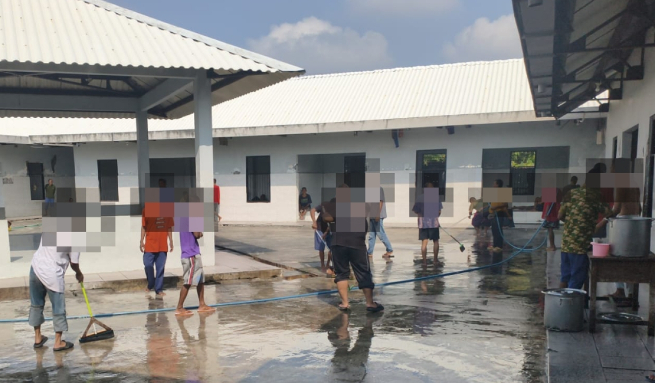 Pelaku vandalisme dijatuhi sanksi sosial dengan menjalani pembinaan di Lingkungan Pondok Sosial (Liponsos) Keputih Surabaya. (Humas Pemkot Surabaya)
