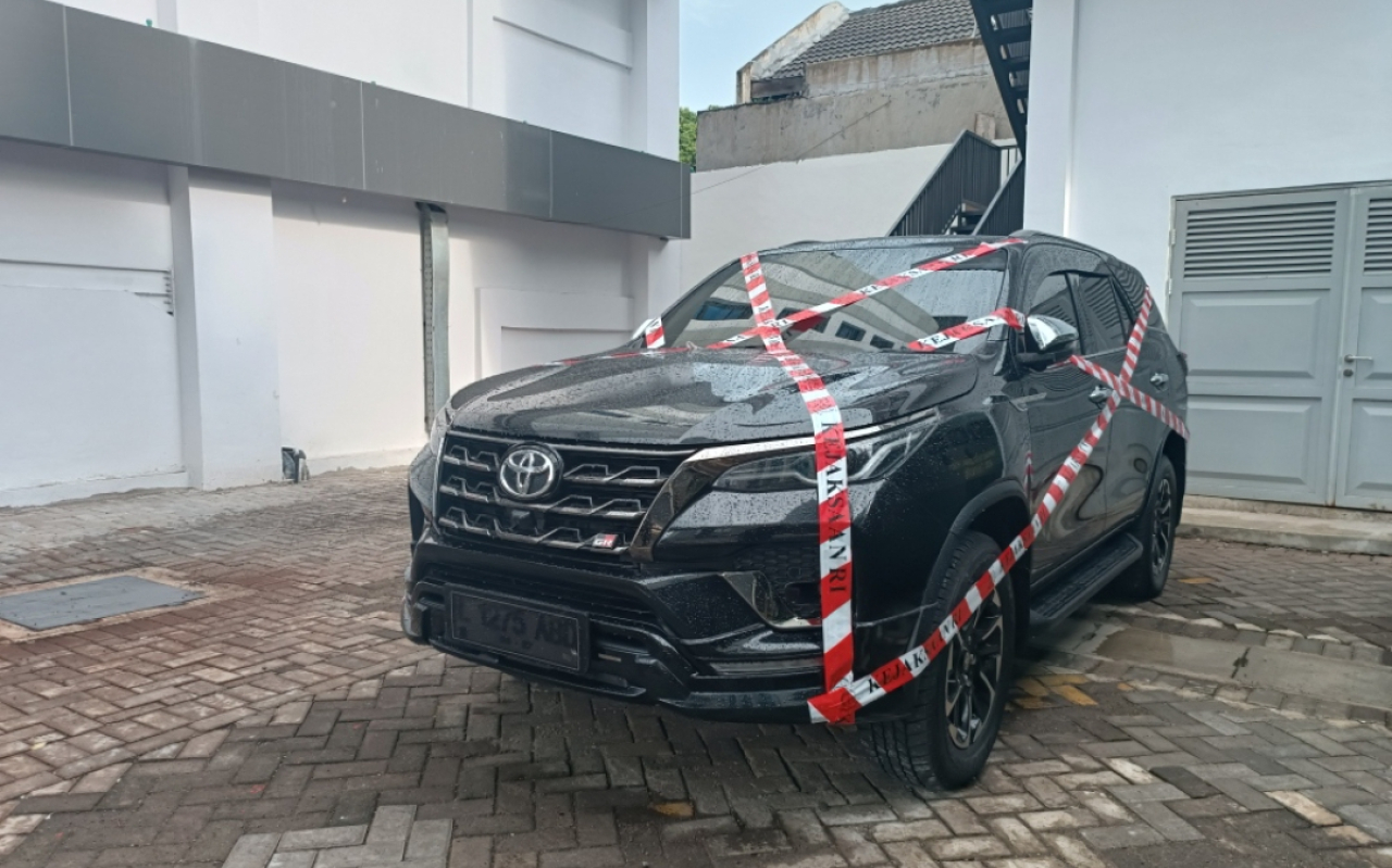 Mobil Fortuner Kabid Pertambangan ESDM Jatim hasil pungli disita Kejati Jatim. (Insani/Jurnas.net)