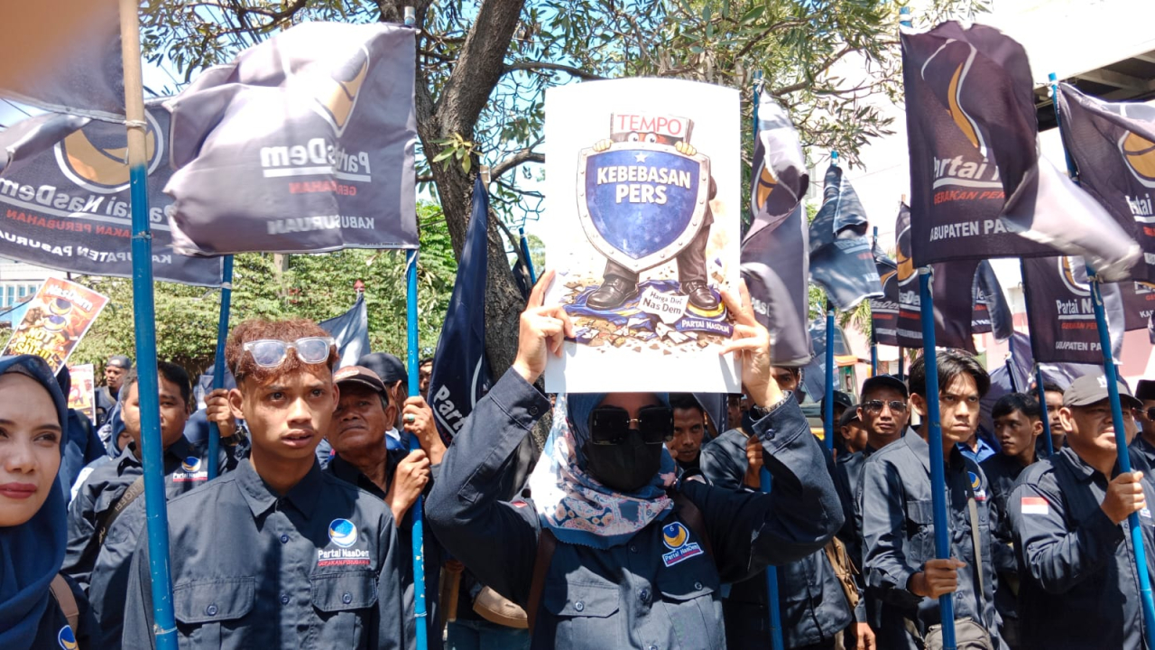 Ratusan kader NasDem Jawa Timur menggelar aksi di Surabaya sebagai respons atas laporan utama Majalah Tempo. (Insani/Jurnas.net)