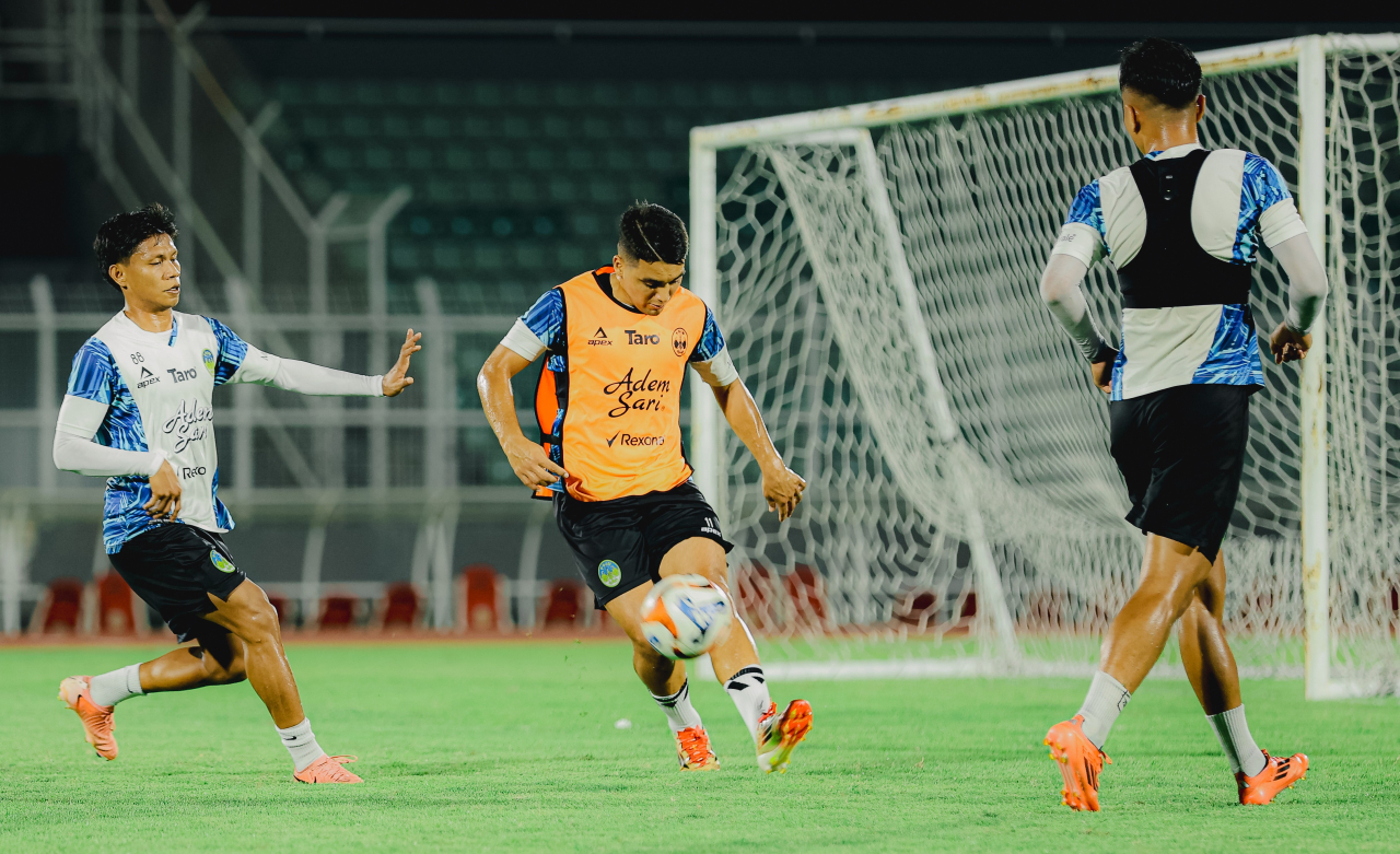 Sesi ofisial training PSIM Yogyakarta. (Dok. Media Ofisial PSIM)